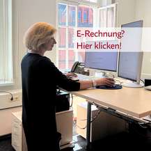 Im Büro: Sachbearbeiterin  im Finanzministerium am Arbeitsplatz © 2023 Christian Hoffmann (SBL-MV / Finanzministerium MV)