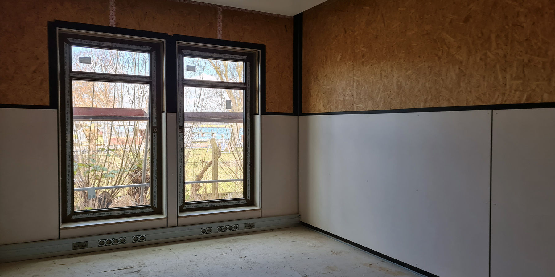 Innenraum mit Wandverkleidung und Kabelkanal © 2023 SBL Schwerin