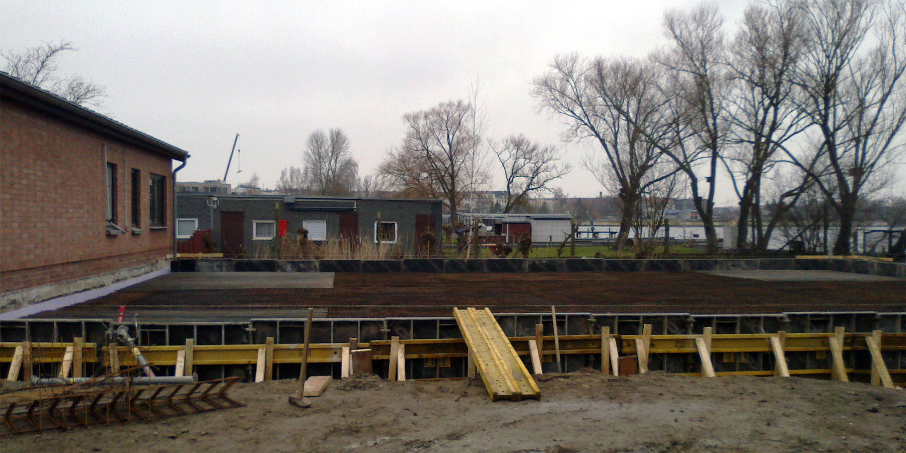 Die Bodenplatte wird hergestellt. © 2023 SBL Schwerin