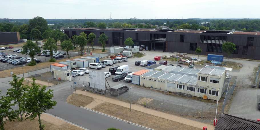 Überblick über Parkplatz Richtung Depotgebäude © 2023 SBL Schwerin