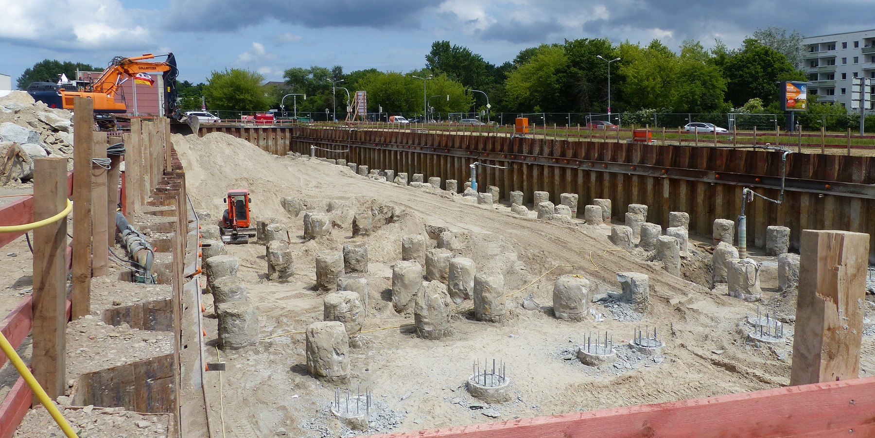 Blick in die Baugrube mit Bohrpfählen - Bautenstand Juni 2023 © 2023 SBL Greifswald