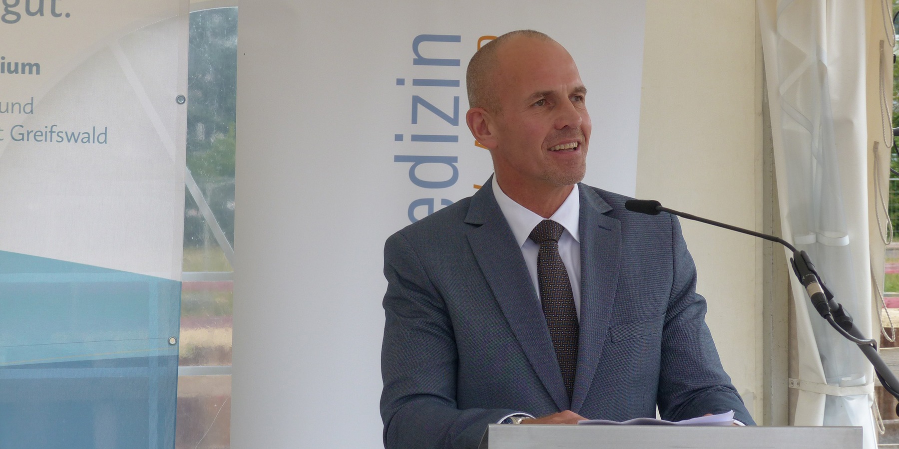 Prof. Dr. med. Uwe Reuter, Vorstandsvorsitzender und Ärztlicher Vorstand der UMG, bei seinem Grußwort © 2023 SBL Greifswald