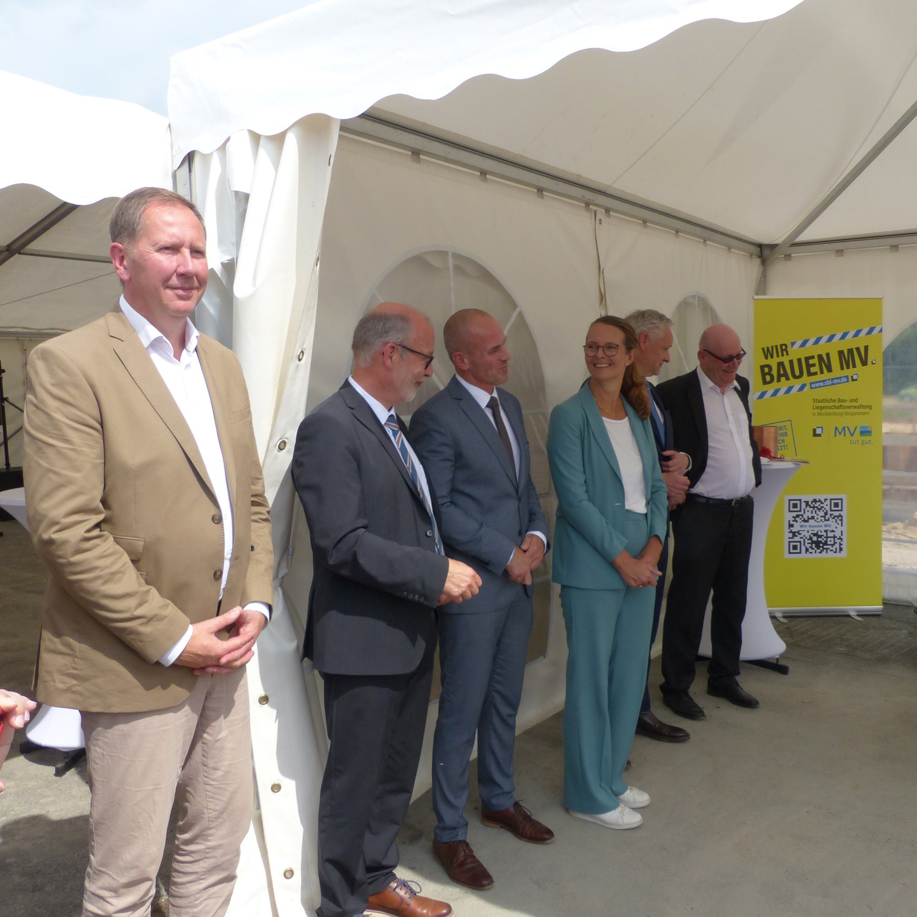 v.l.n.r.: Heiko Miraß, Prof. Dr. med. MPH Wolfgang Hoffmann, Prof. Dr. med. Uwe Reuter, Bettina Martin, Stefan Wenzl und Dr. Tilmann Schweisfurth stehen bereit und werden die Grundsteinlegung gemeinsam vornehmen © 2023 SBL Greifswald