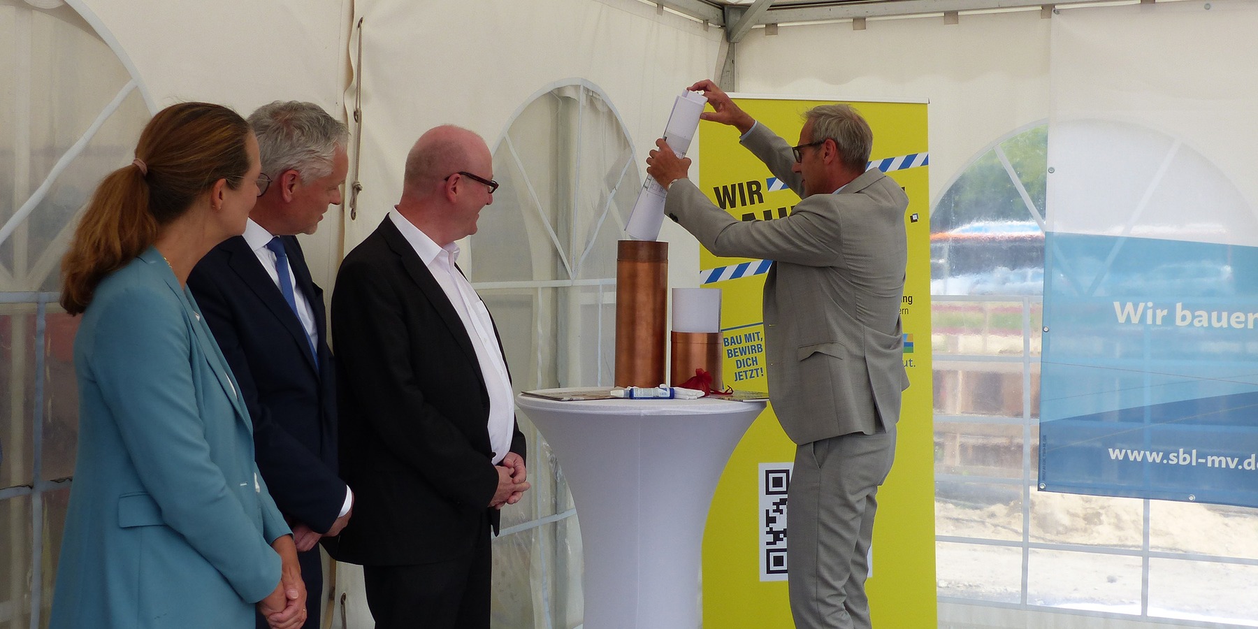 Die Kartusche wird durch den Leiter des SBL Greifswald Stephan Aufdermauer mit tagaktuellen Utensilien befüllt: Baupläne, Urkunde, Tageszeitung, Münzen, Broschüre 20 Jahre Institut CM © 2023 SBL Greifswald