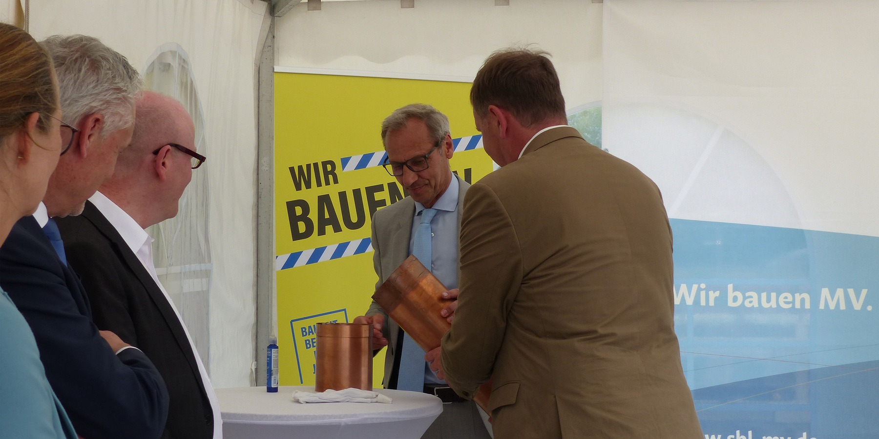 Der Leiter des SBL Greifswald Stephan Aufdermauer und der Parlamentarische Staatssekretär für Vorpommern und das östliche Mecklenburg Heiko Miraß versiegeln die befüllte Kartusche © 2023 SBL Greifswald