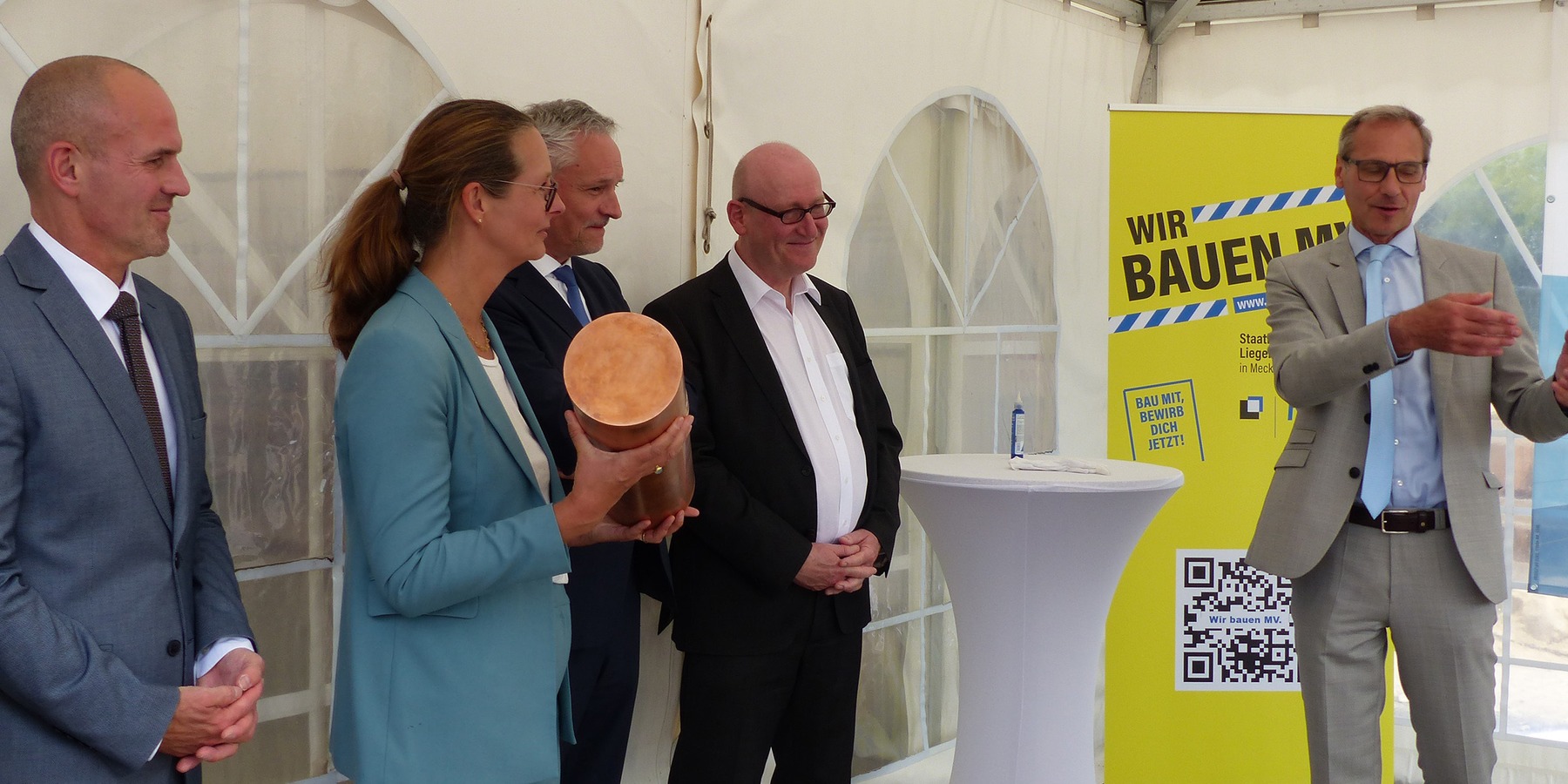 Die befüllte und versiegelte Kartusche wurde an Bettina Martin, Ministerin für Wissenschaft, Kultur, Bundes-und Europaangelegenheiten übergeben © 2023 SBL Greifswald