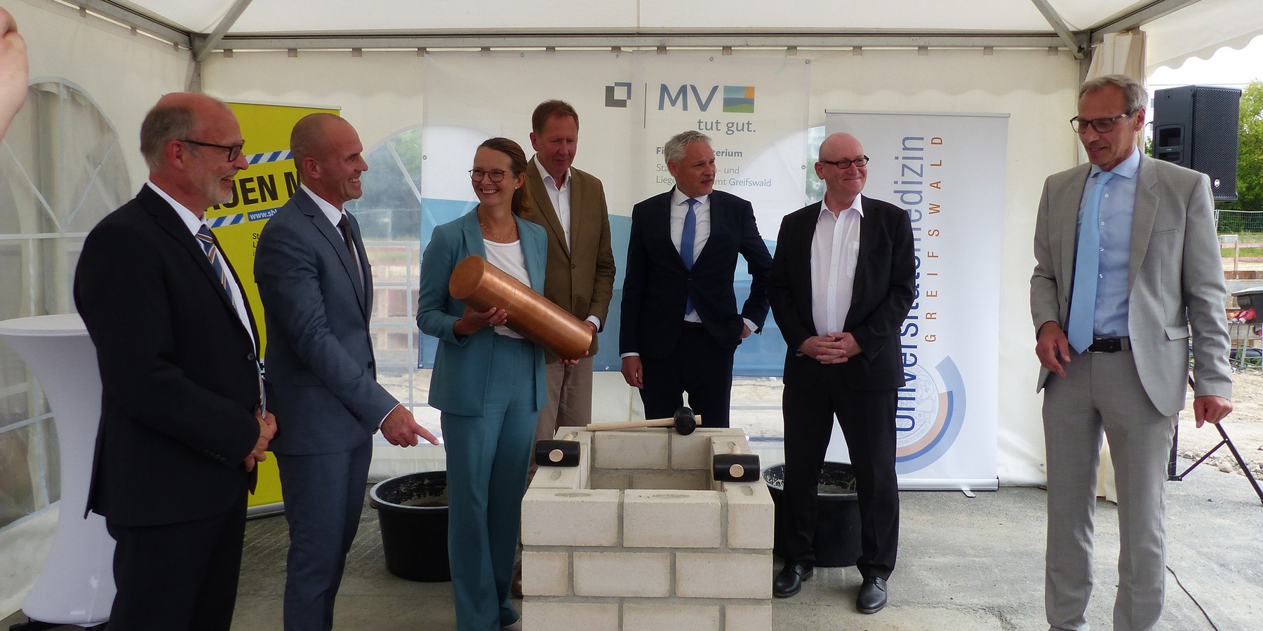 Der Akt der Grundsteinlegung kann beginnen, alles liegt bereit © 2023 SBL Greifswald