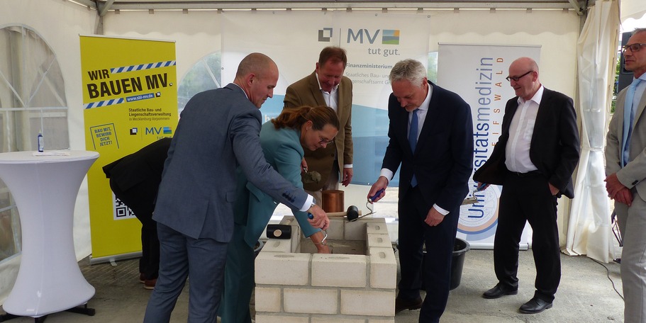 Das Mörtelbett für die Kartusche wird eingebracht © 2023 SBL Greifswald