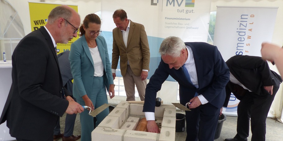 Die Kartusche wird eingemauert © 2023 SBL Greifswald