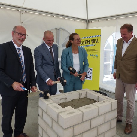 Die Kartusche ist eingemauert, ein letzter Hammerschlag besiegelt traditionell die vollzogene Grundsteinlegung © 2023 SBL Greifswald