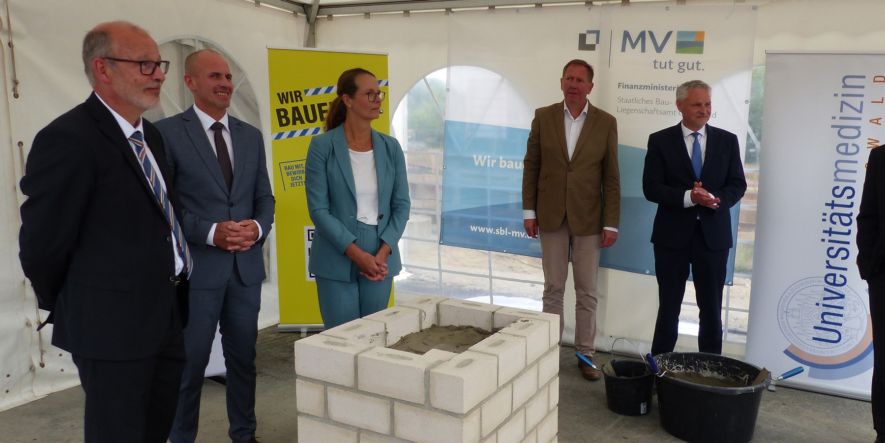 Glückliche Gesichter nach der vollzogenen Grundsteinlegung, v.l.n.r.: Prof. Dr. med. MPH Wolfgang Hoffmann, Prof. Dr. med. Uwe Reuter, Bettina Martin, Heiko Miraß, Stefan Wenzl © 2023 SBL Greifswald