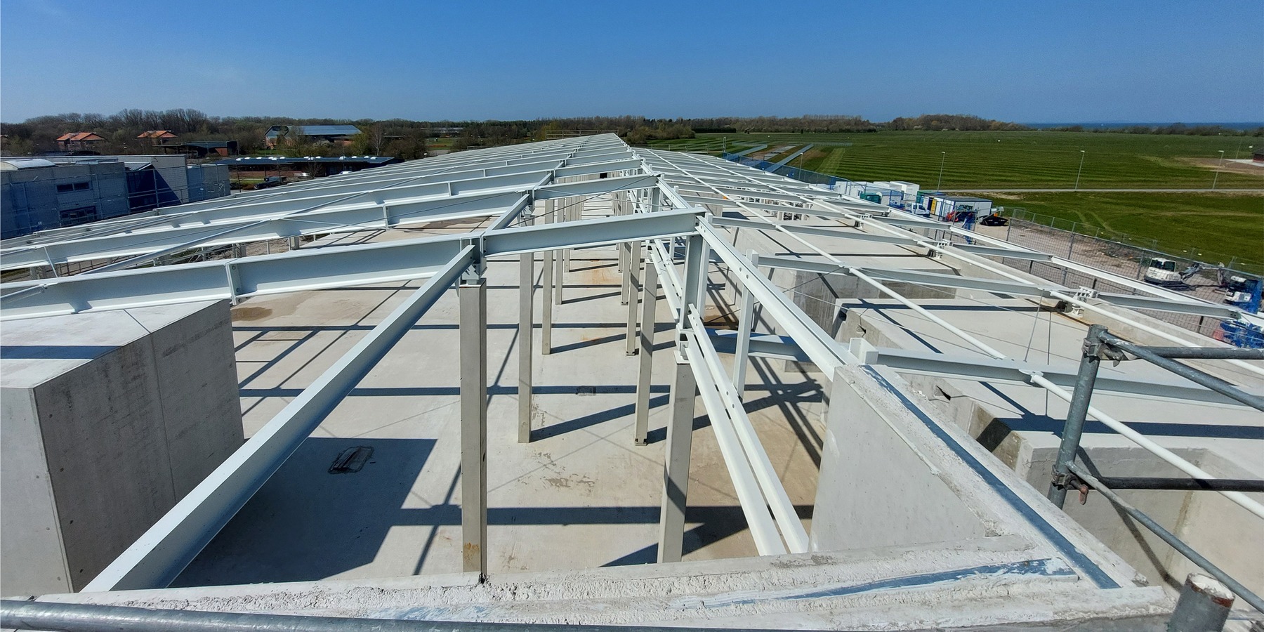 Blick über das Hallendach (April 2023 - noch ohne Dachdeckung) © 2023 Lammel, Lerch   Partner mbH, Berlin