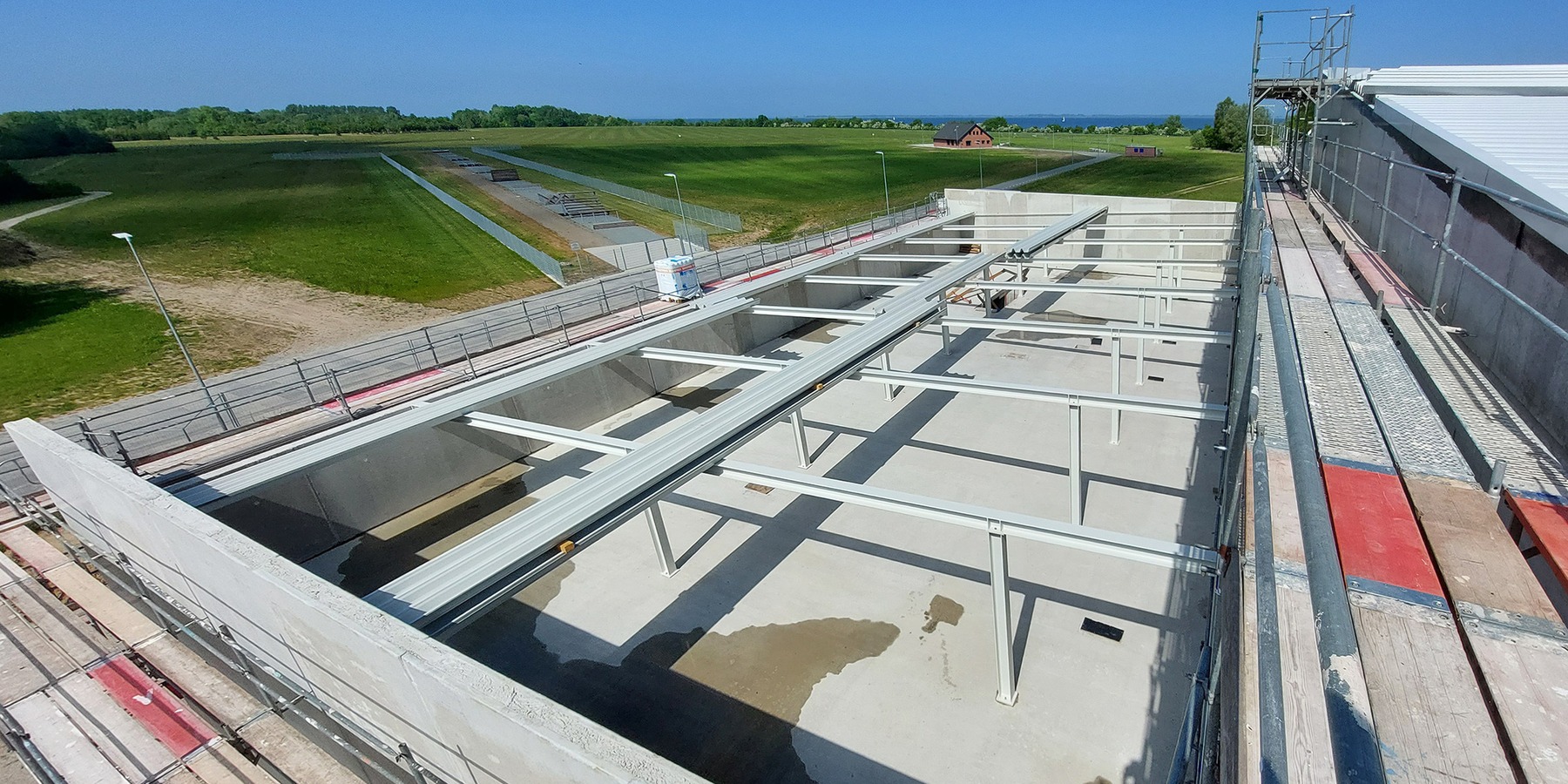 Blick über das Hallendach (April 2023 - noch ohne Dachdeckung) © 2023 Lammel, Lerch   Partner mbH, Berlin