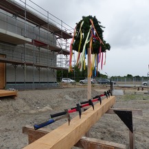 Die traditionell letzten Nägel wurden eingeschlagen - der Rohbau ist fertig gestellt © 2023 SBL Greifswald