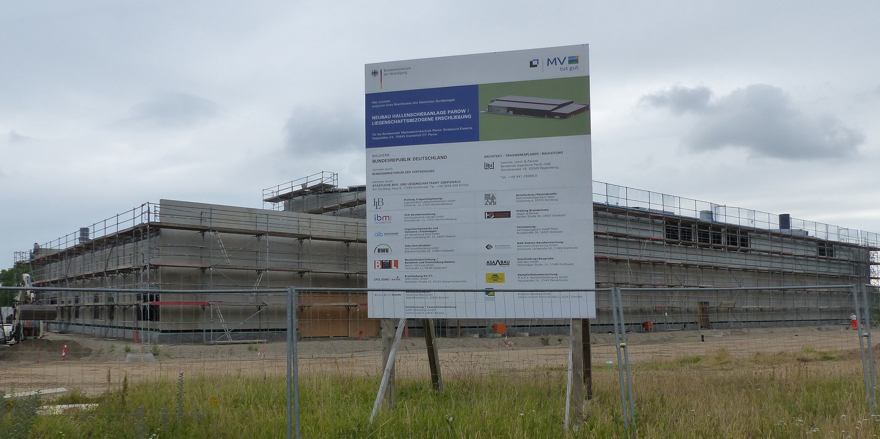 Blick von Westen auf den fertig gestellten Rohbau der Hallenschießanlage © 2023 SBL Greifswald