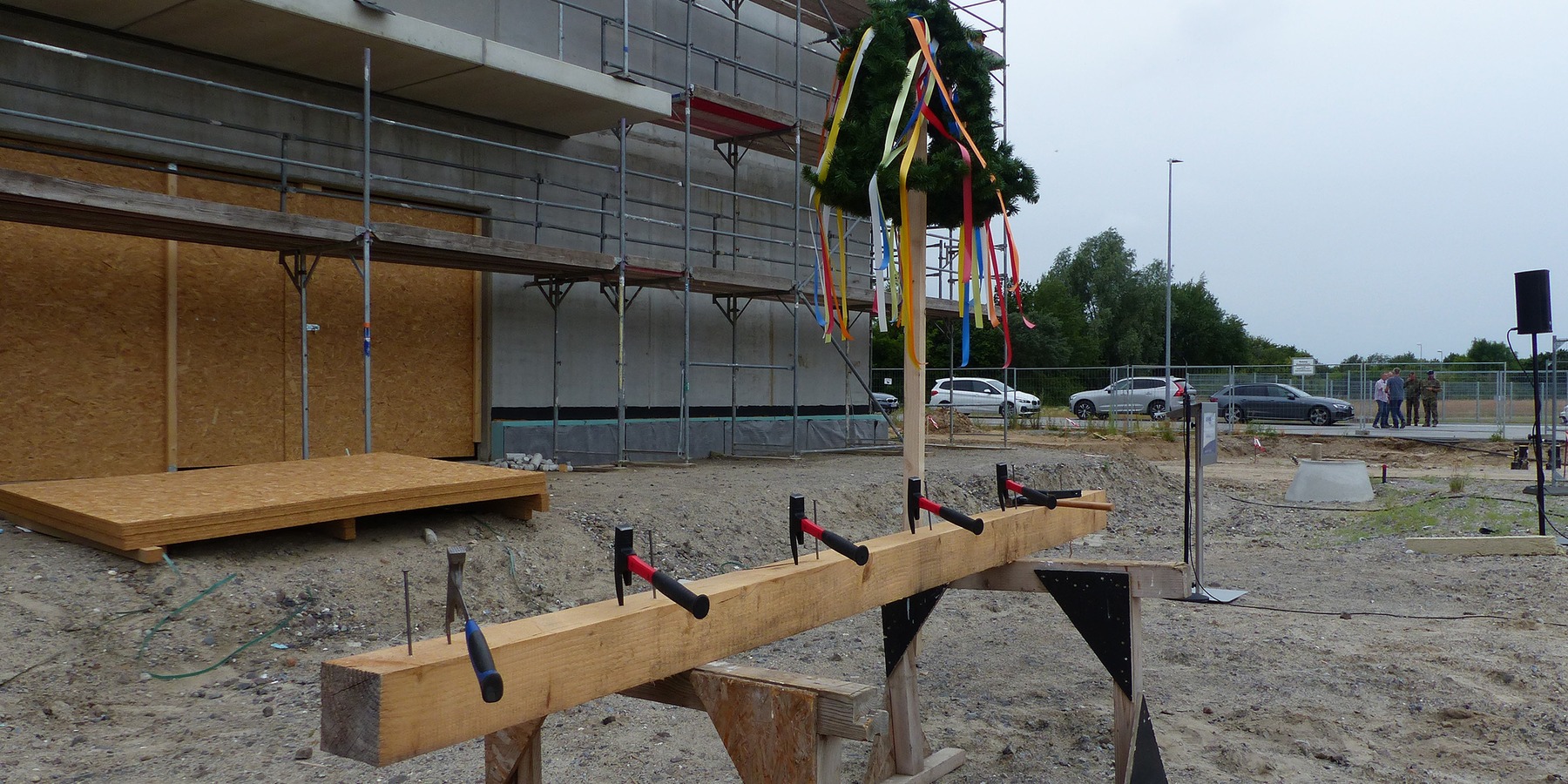 Alles ist vorbereitet: die traditionell letzten Nägel müssen noch eingeschlagen werden © 2023 SBL Greifswald