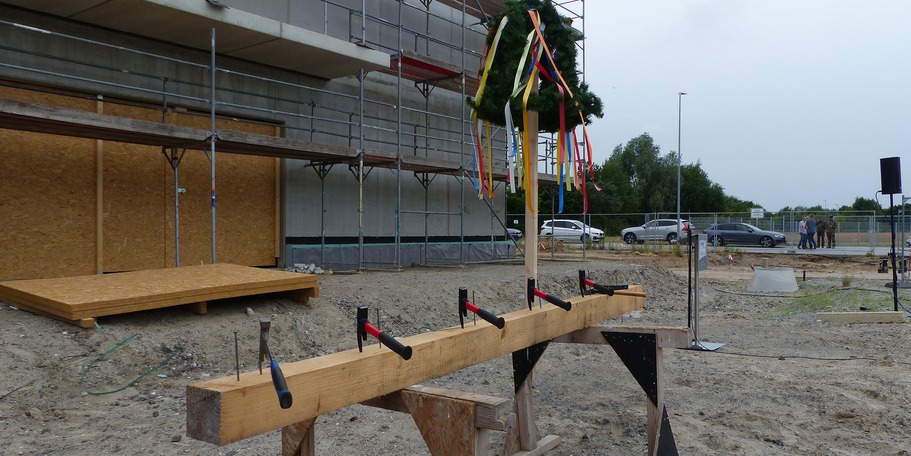 Alles ist vorbereitet: die traditionell letzten Nägel müssen noch eingeschlagen werden © 2023 SBL Greifswald