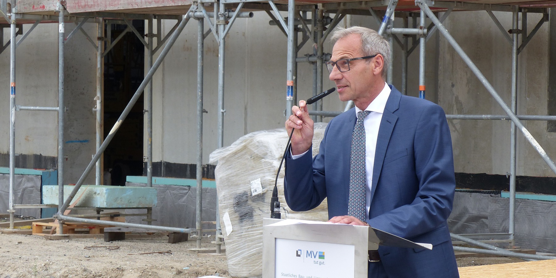 Begrüßung der geladenen Gäste durch den Leiter des SBL Greifswald Stephan Aufdermauer © 2023 SBL Greifswald