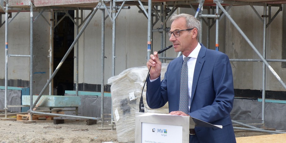 Begrüßung der geladenen Gäste durch den Leiter des SBL Greifswald Stephan Aufdermauer © 2023 SBL Greifswald