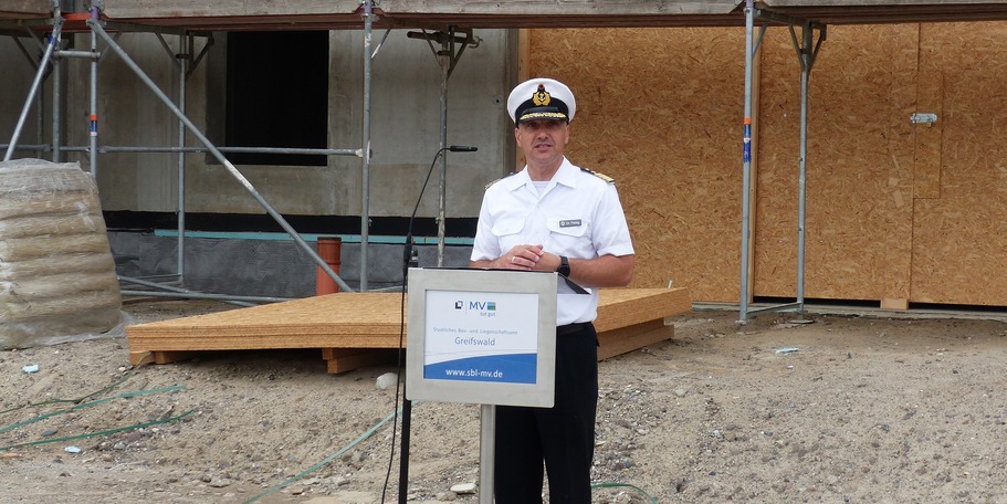 Kapitän zur See Dr. Stephan Fiebig, Stellvertretender Kommandeur und Leiter Lehre der MTS, bei seinem Grußwort © 2023 SBL Greifswald