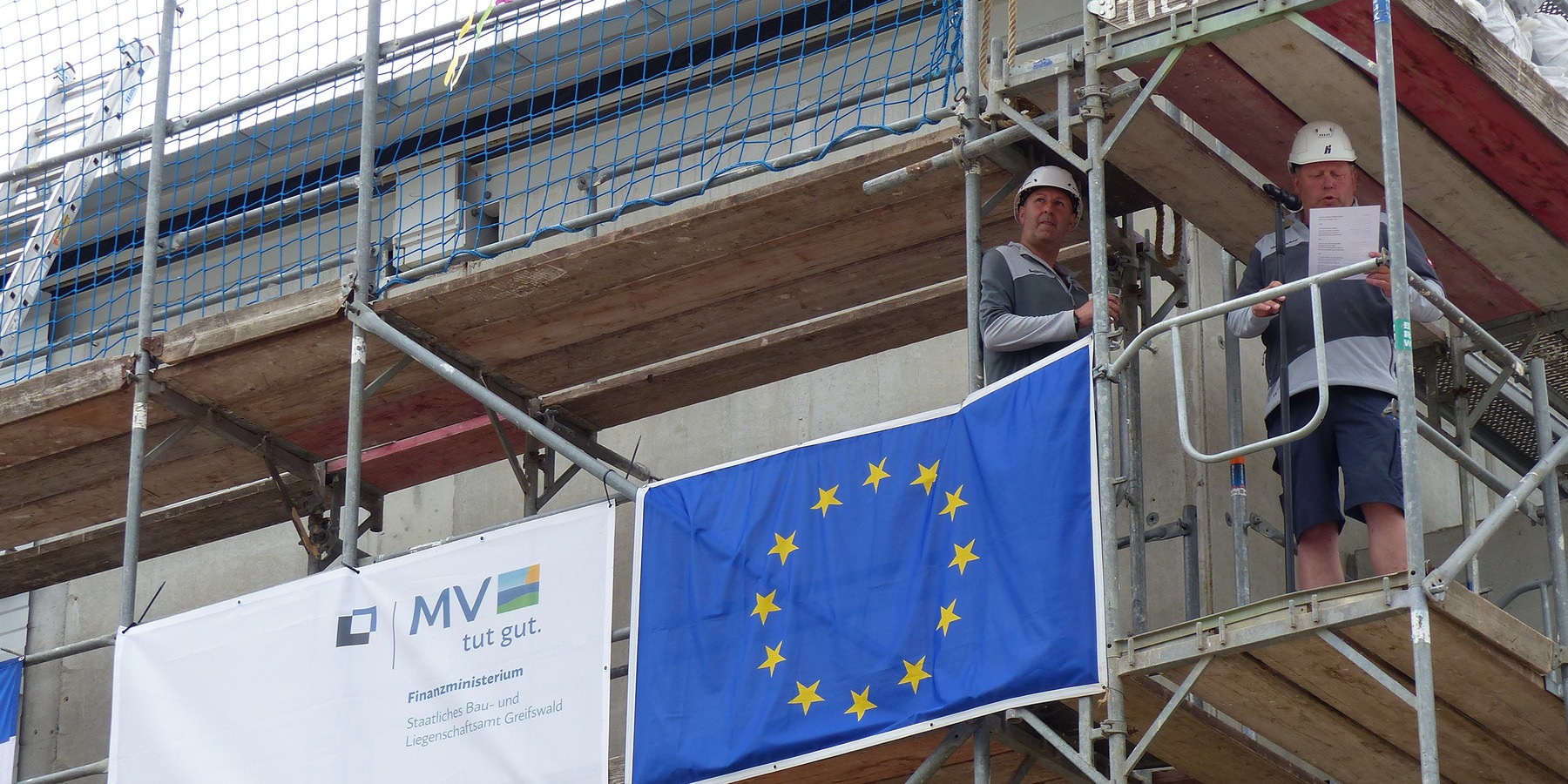 Polier Holger Schlitter von der Firma Hentschke Bau GmbH aus Bautzen verliest den Richtspruch © 2023 SBL Greifswald