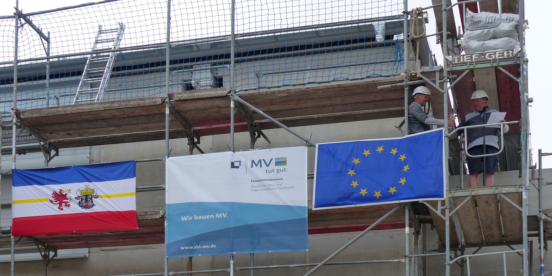 Nach Verlesen des Richtspruchs wurde angestoßen und die Trinkgläser dem Brauch folgend zerschlagen © 2023 SBL Greifswald