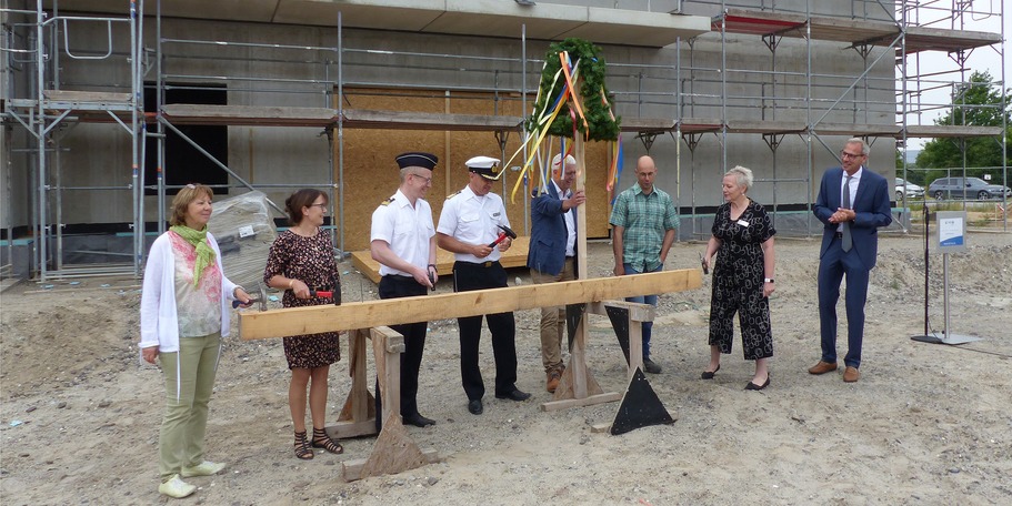 In gemeinsamer Aktion sollen traditionsgemäß die letzten Nägel eingeschlagen werden, v.l.n.r.: Projektleiterin Karin Bräuer, Referatsleiterin Bettina Schneider, Kapitänleutnant Michael Struck, Kapitän zur See Dr. Stephan Fiebig, Direktor bei der BImA Stef © 2023 SBL Greifswald