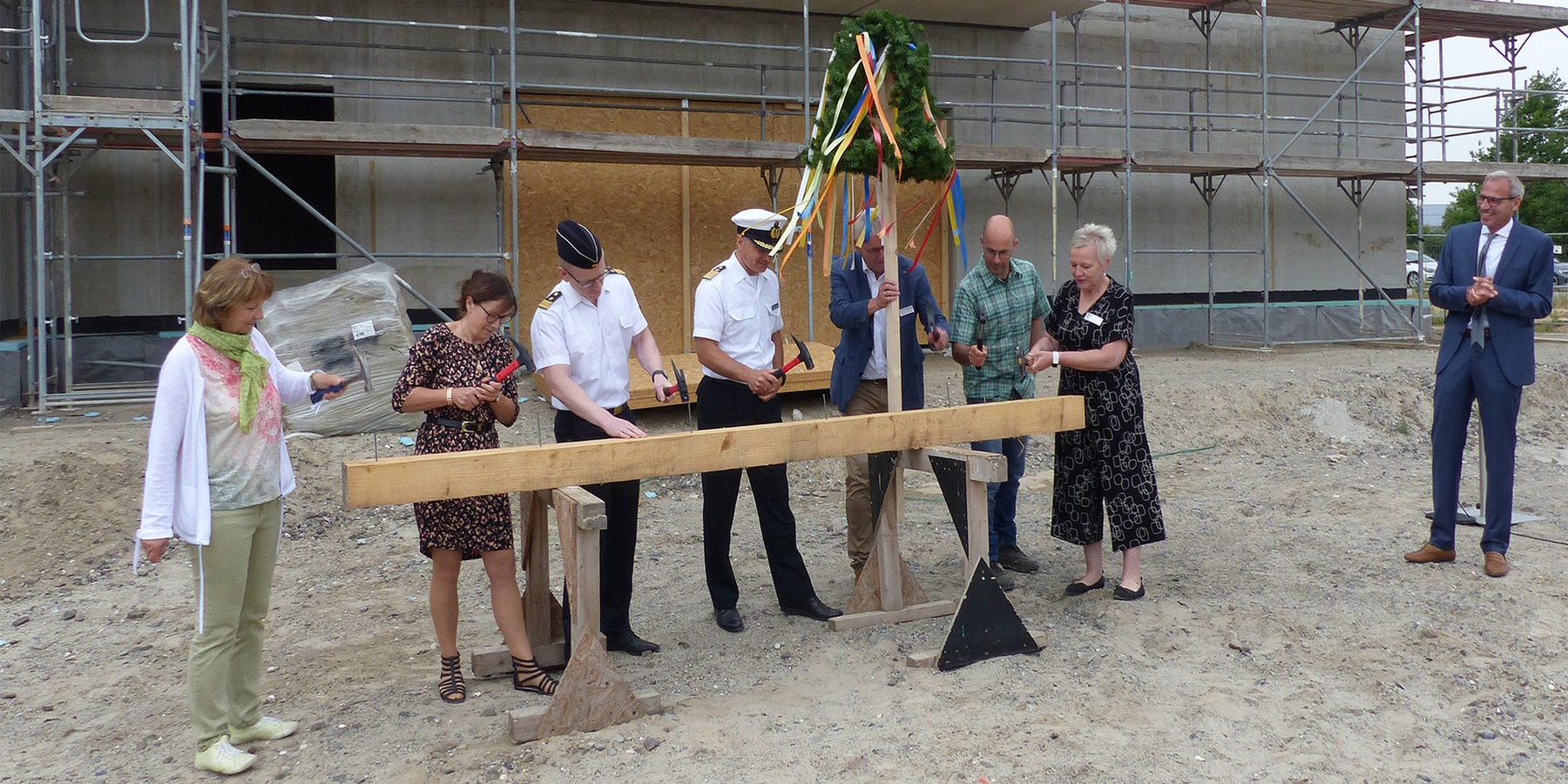 Beim Einschlagen der letzten Nägel sind Kraft und Treffsicherheit gefordert, v.l.n.r.: Projektleiterin Karin Bräuer, Referatsleiterin Bettina Schneider, Kapitänleutnant Michael Struck, Kapitän zur See Dr. Stephan Fiebig, Direktor bei der BImA Stefan Kortm © 2023 SBL Greifswald