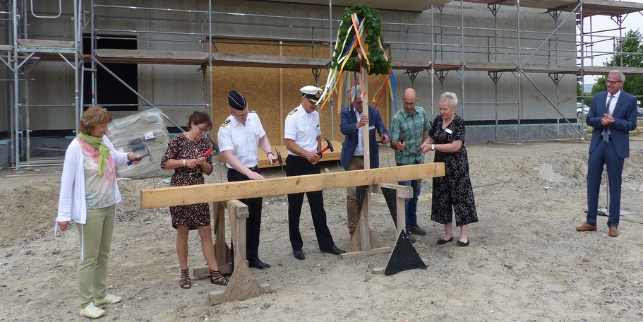 Beim Einschlagen der letzten Nägel sind Kraft und Treffsicherheit gefordert, v.l.n.r.: Projektleiterin Karin Bräuer, Referatsleiterin Bettina Schneider, Kapitänleutnant Michael Struck, Kapitän zur See Dr. Stephan Fiebig, Direktor bei der BImA Stefan Kortm © 2023 SBL Greifswald
