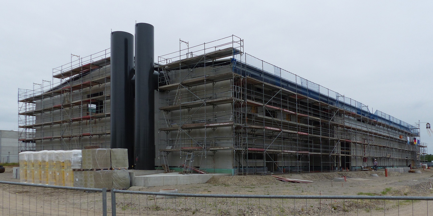 Blick von Osten auf den fertig gestellten Rohbau der Hallenschießanlage © 2023 SBL Greifswald