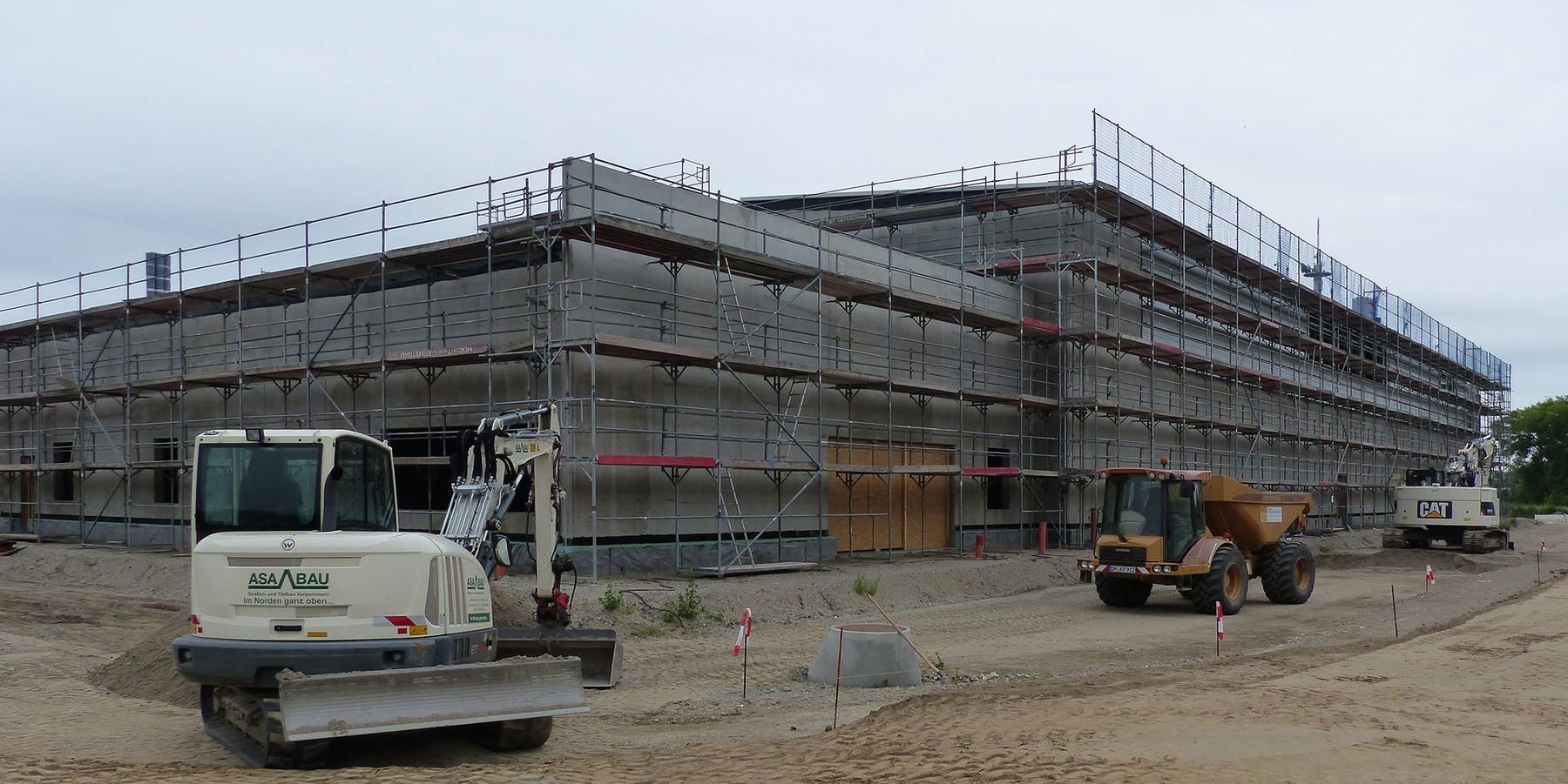 Blick von Westen auf den fertig gestellten Rohbau der Hallenschießanlage © 2023 SBL Greifswald