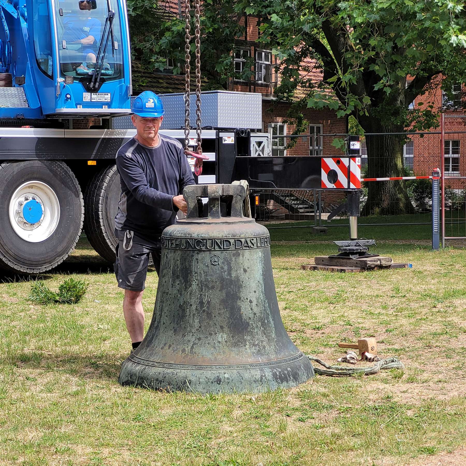 Der Kranhaken wird an der Glocke befestigt. © 2023 SBL Schwerin