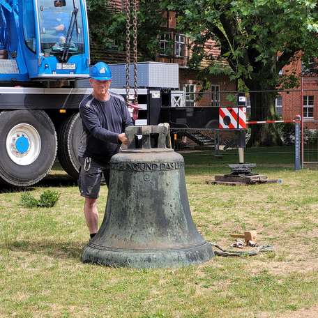 Der Kranhaken wird an der Glocke befestigt. © 2023 SBL Schwerin