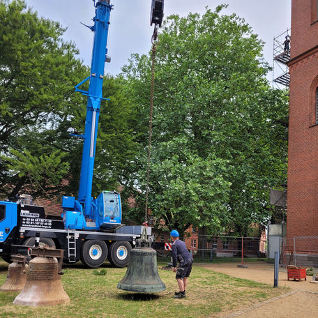 Die Hebung in die Turmanlage beginnt. © 2023 SBL Schwerin