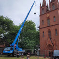 Heben der Glocken mit Herrn Griwahn, Turmuhren- und Läuteanlagenbauer aus Grimmen und dem Krandienst Lange –  Sie wissen, was sie am Haken haben  (Zitat v. Hrn. Griwahn über Fa. Lange) © 2023 SBL Schwerin