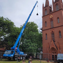 Heben der Glocken mit Herrn Griwahn, Turmuhren- und Läuteanlagenbauer aus Grimmen und dem Krandienst Lange –  Sie wissen, was sie am Haken haben  (Zitat v. Hrn. Griwahn über Fa. Lange) © 2023 SBL Schwerin