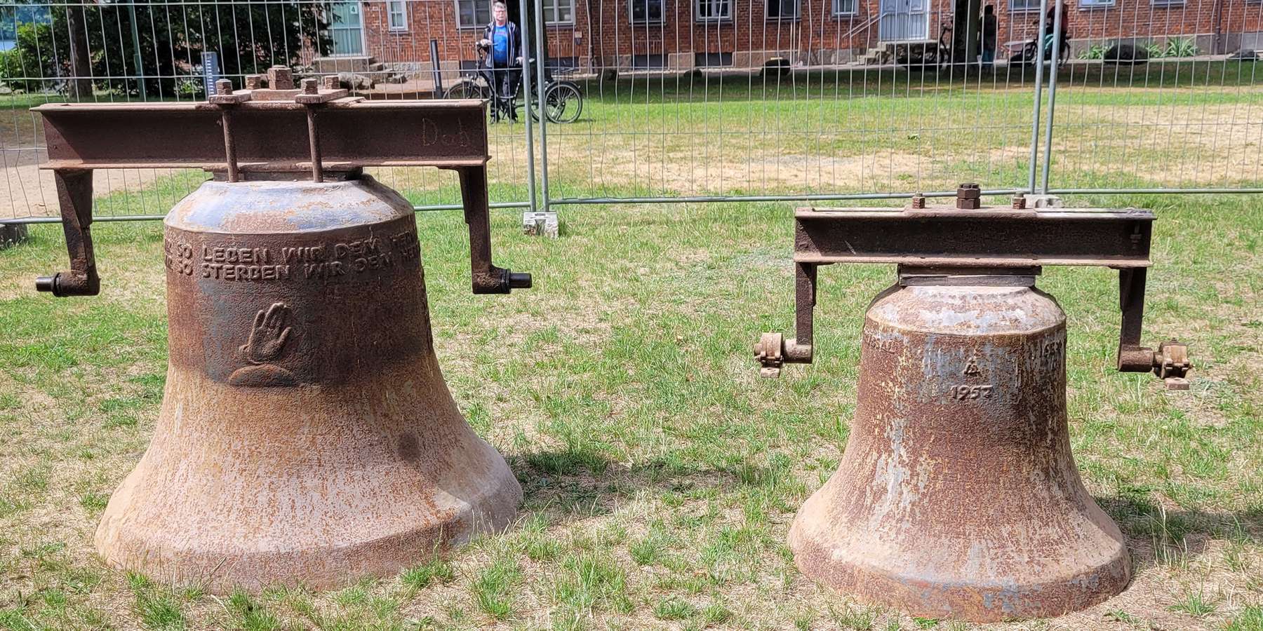 Die zwei Eisenhartgussglocken, die 1956/1957 gegossen und in den Turm eingebaut wurden, aber Anfang der 1990er Jahre aufgrund von Bruchgefahr stillgelegt wurden. © 2023 SBL Schwerin