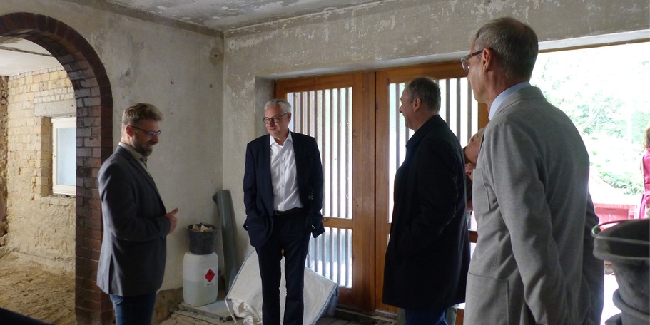 NPA Vorpommern: Während des Rundgangs durch die Baustelle NPA, v.l.n.r.: Forstdirektor und Leiter NPA Gernot Haffner, Stellvertretender Staatssekretär im Finanzministerium Stefan Wenzl, Finanzminister Dr. Heiko Geue sowie Leiter SBL Greifswald Stephan Auf © 2023 SBL Greifswald