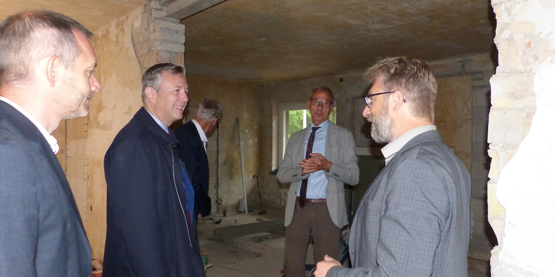 NPA Vorpommern: Während des Rundgangs durch die Baustelle NPA, v.l.n.r.: Dipl.-Ing. Marco Preißler, Finanzminister Dr. Heiko Geue, Stellvertretender Staatssekretär im Finanzministerium Stefan Wenzl,  Leiter SBL Greifswald Stephan Aufdermauer sowie Forstdi © 2023 SBL Greifswald