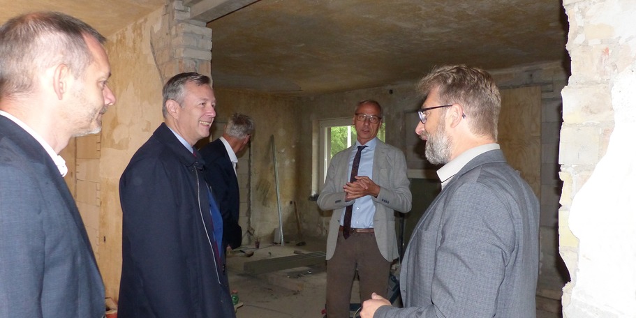 NPA Vorpommern: Während des Rundgangs durch die Baustelle NPA, v.l.n.r.: Dipl.-Ing. Marco Preißler, Finanzminister Dr. Heiko Geue, Stellvertretender Staatssekretär im Finanzministerium Stefan Wenzl,  Leiter SBL Greifswald Stephan Aufdermauer sowie Forstdi © 2023 SBL Greifswald