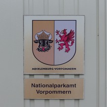 NPA Vorpommern: Amtsbeschilderung am Interims-Container © 2023 SBL Greifswald