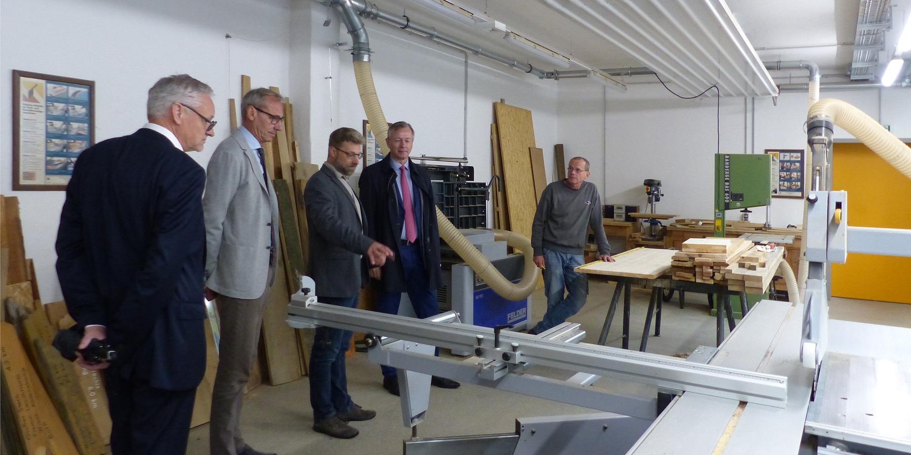 NPA Vorpommern: Besichtigung der Holzwerkstatt: fast alle im NPA erforderlichen Holzarbeiten, z.B. für Beschilderungen, werden hier in Eigenleistung erbracht © 2023 SBL Greifswald