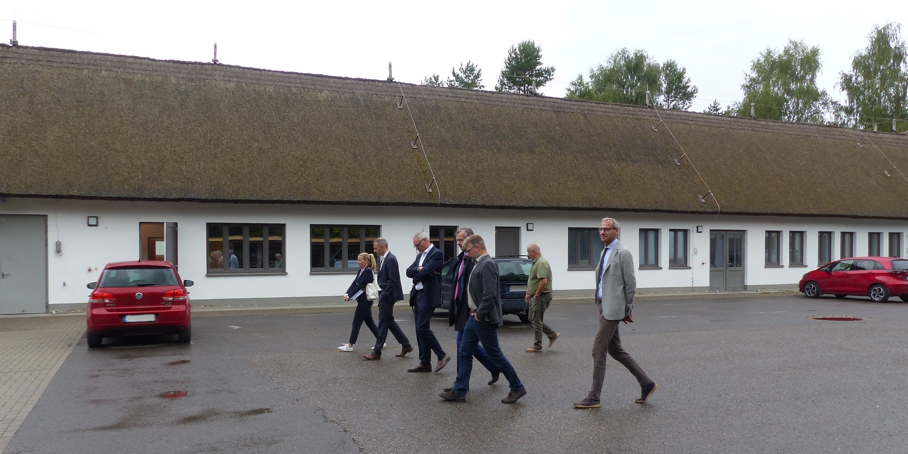 NPA Vorpommern: Während des Rundgangs über die Liegenschaft, im Hintergrund das bereits sanierte Wirtschaftsgebäude © 2023 SBL Greifswald