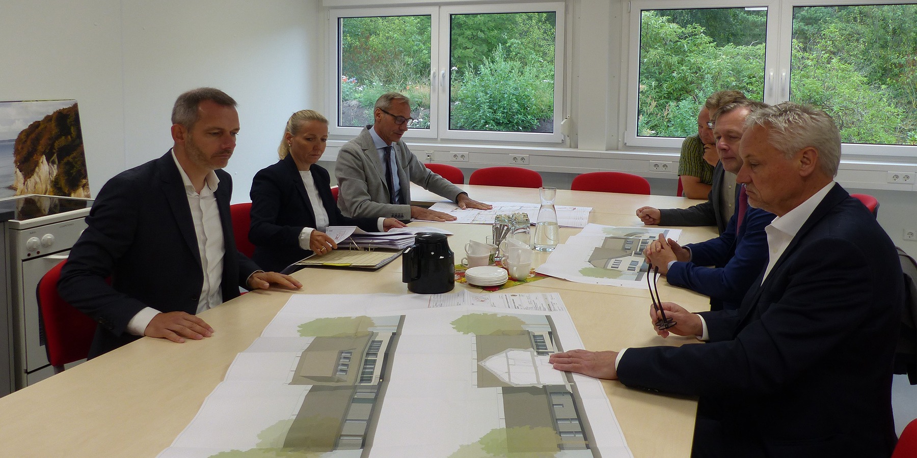 NPA Vorpommern: Dipl.-Ing. Marco Preißler und Projektleiterin Susann Huber (1. und 2. v.l.) erläutern Entwurf und Gestaltungsidee anhand aktueller Planunterlagen © 2023 SBL Greifswald