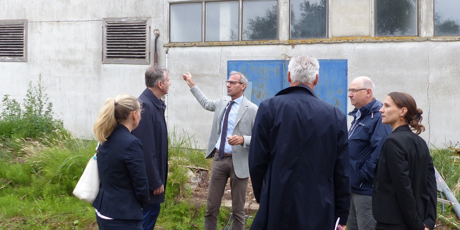 LFA Born - Institut für Fischerei: Besichtigung des alten, abzubrechenden Pumpenhauses, v.l.n.r.: Projektleiterin Susann Huber vom SBL Greifswald, Finanzminister Dr. Heiko Geue, Leiter SBL Greifswald Stephan Aufdermauer, Stellvertretender Staatssekretär i © 2023 SBL Greifswald