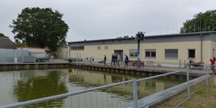 LFA Born - Institut für Fischerei: Blick auf Außenbecken und Fischzuchthalle © 2023 SBL Greifswald