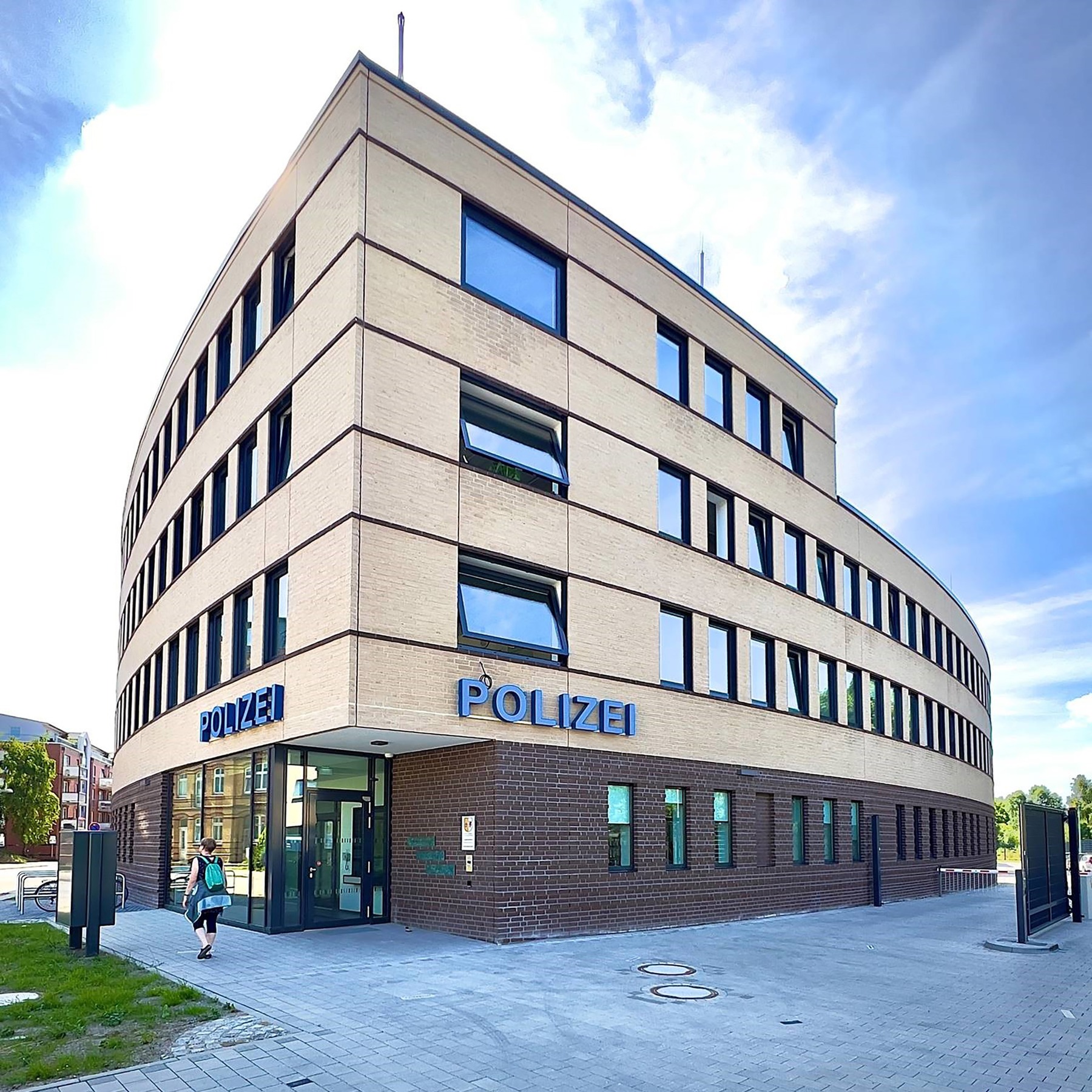 Blick auf den Neubau mit Haupteingangsbereich an der nordwestlichen Gebäudeecke © 2023 Christian Hoffmann Finanzministerium MV