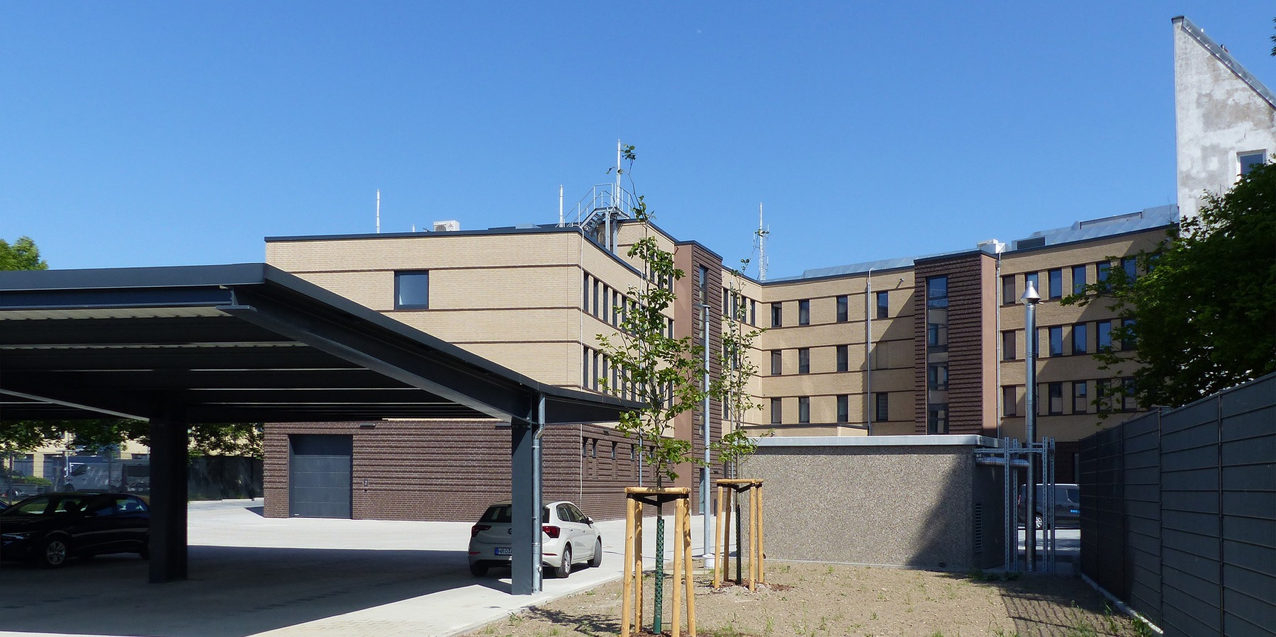 Blick von Süden auf den Polizeineubau mit Carportanlage im rückwärtigen Hofbereich © 2023 SBL Greifswald