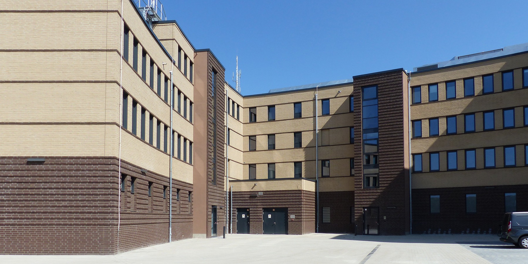 Blick von Süden auf die Hofansicht des Polizeineubaus © 2023 SBL Greifswald