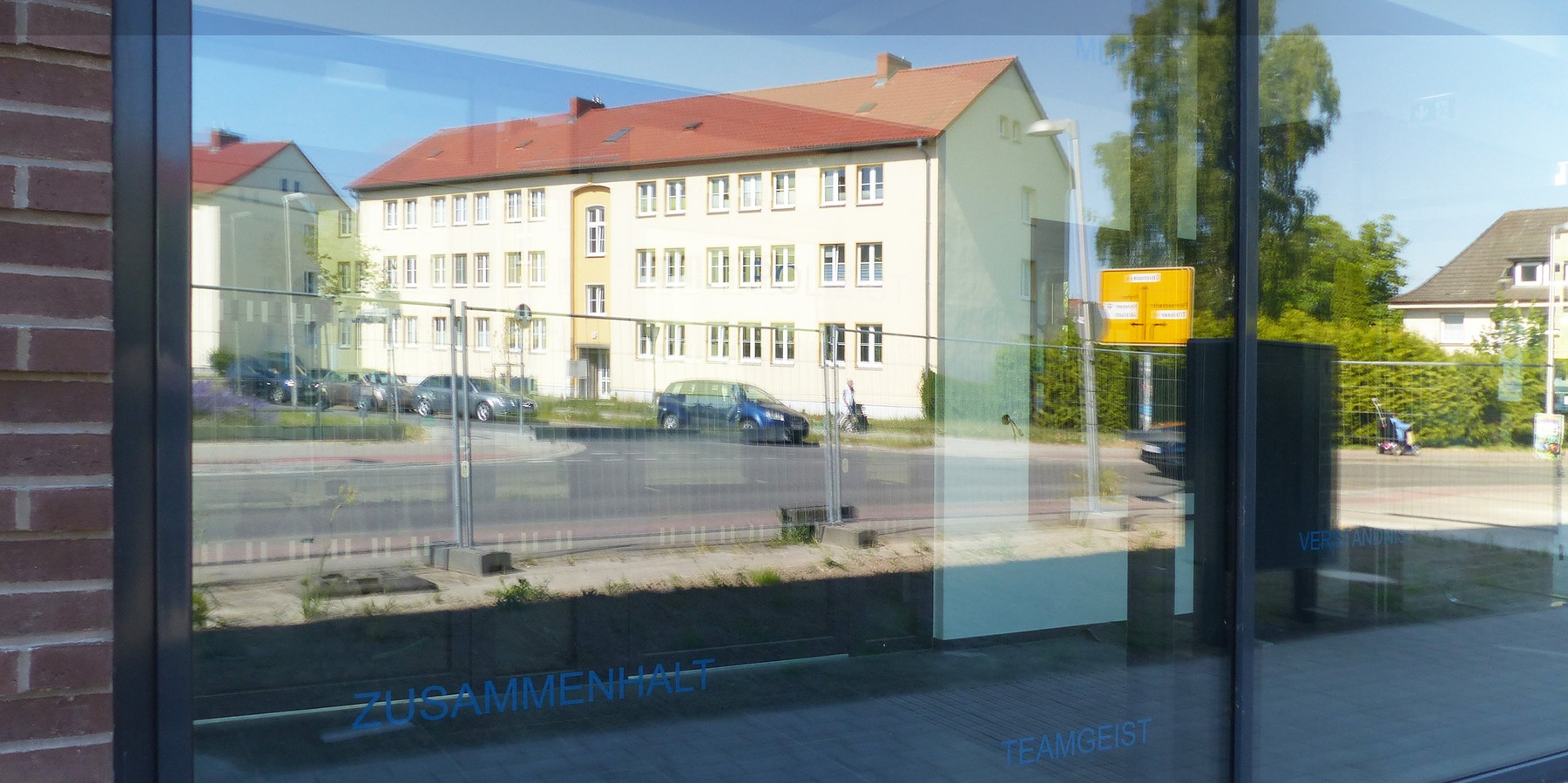 Begriffe zum polizeilichen Wirken als Folienschrift auf der großflächigen Verglasung des Eingangsbereiches sind Bestandteil der 4-teiligen Kunst am Bau-Installation © 2023 SBL Greifswald